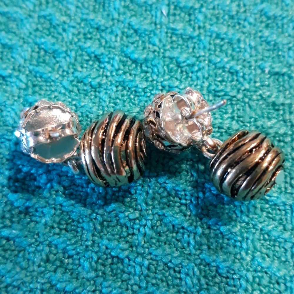 Earings - Picture 2 of 3